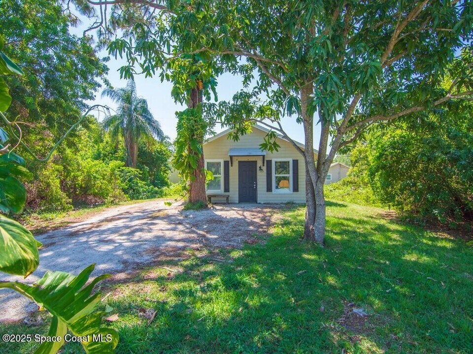 1325 17th Pl SW in Vero Beach, FL - Building Photo