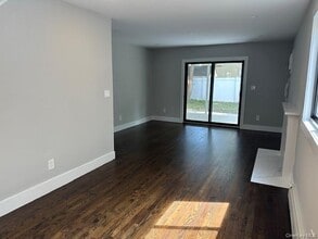 14 Pequot Ave in Port Washington, NY - Building Photo - Building Photo