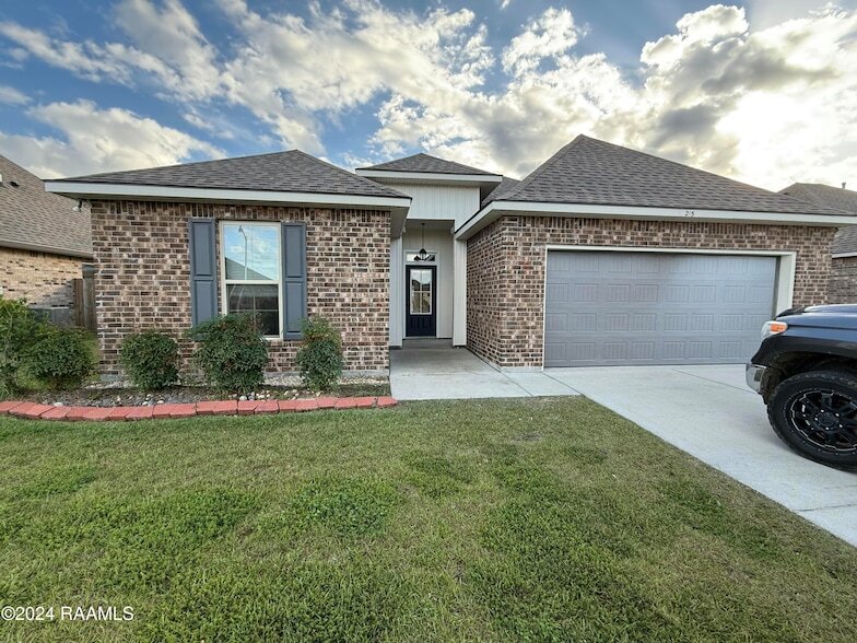215 Sparkling Meadows Ln in Lafayette, LA - Building Photo