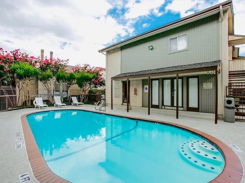 12816 Midway Rd, Unit 1057 in Dallas, TX - Building Photo