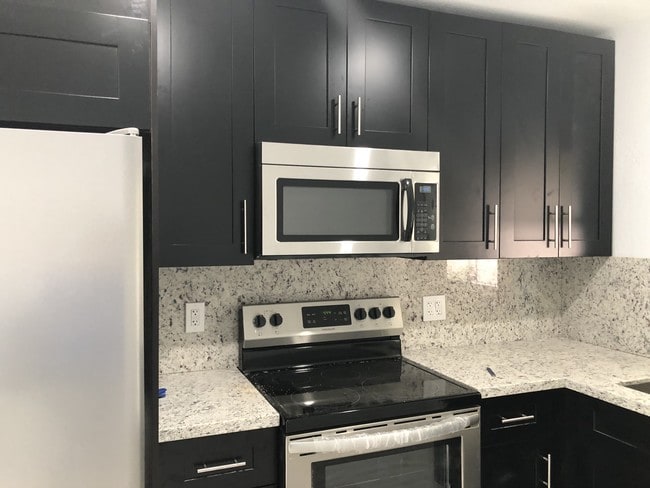 634 SE 4th Pl in Hialeah, FL - Foto de edificio - Building Photo