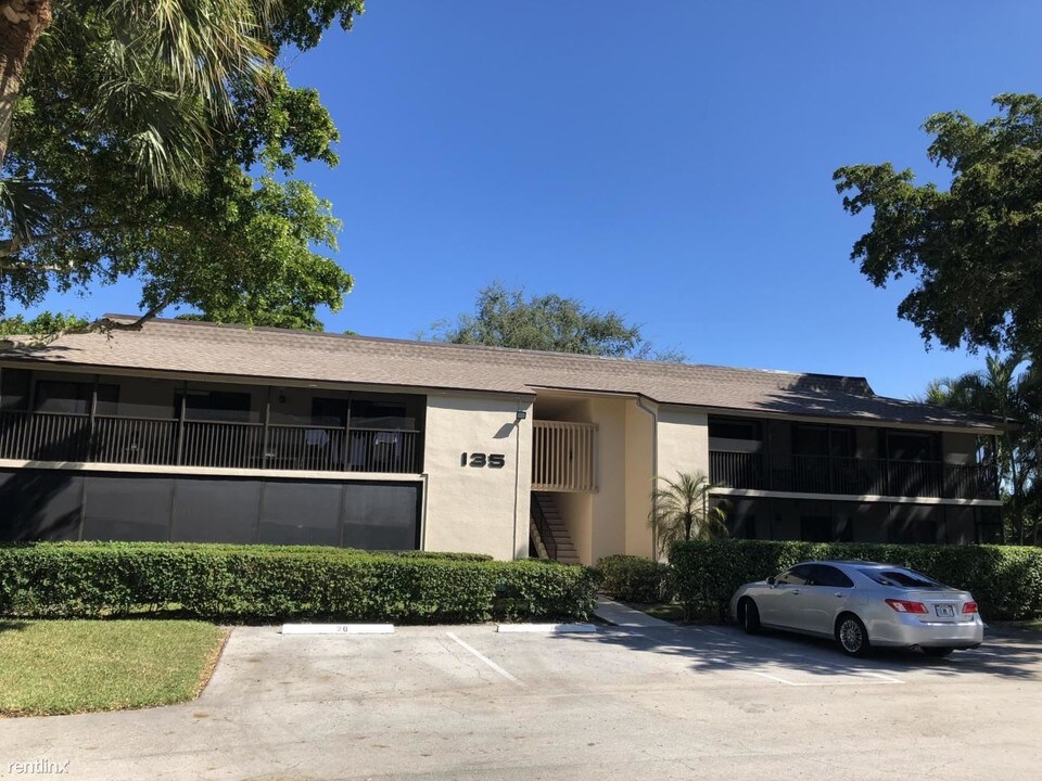 135 Deer Creek Blvd-Unit -Apt 308 in Deerfield Beach, FL - Building Photo