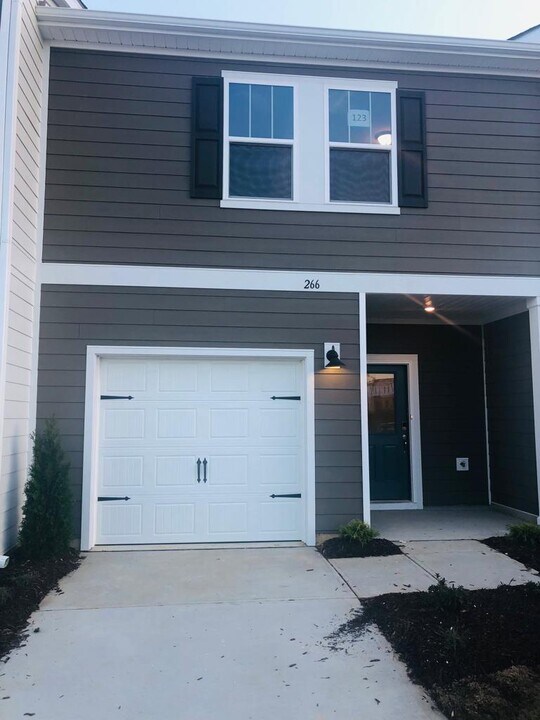 266 Brook Farm Ln in Fuquay Varina, NC - Building Photo