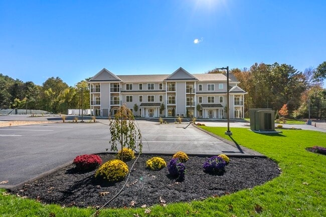 240 Main St in Millis, MA - Foto de edificio - Building Photo