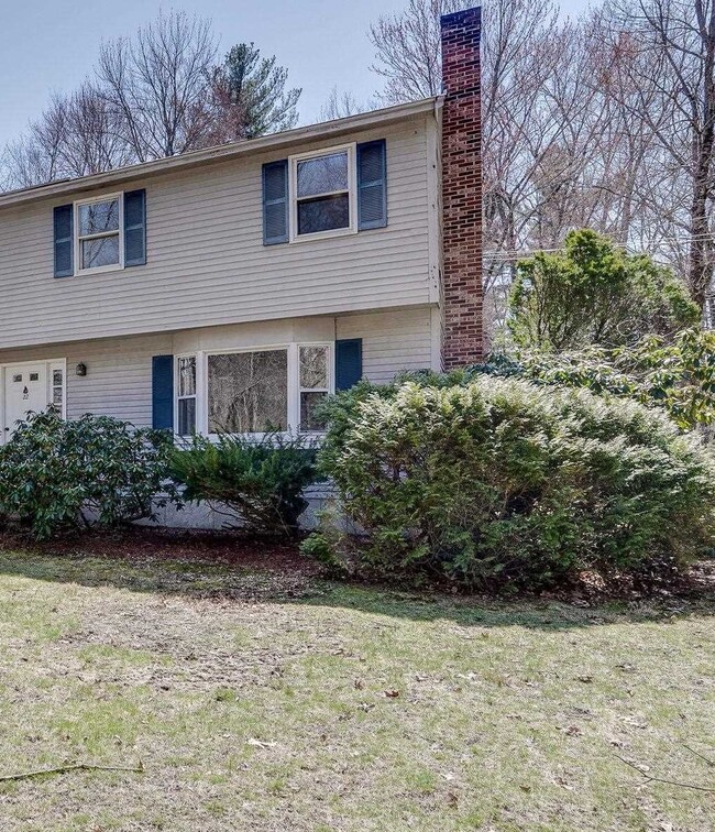 22 Circle Dr in Litchfield, NH - Building Photo - Building Photo