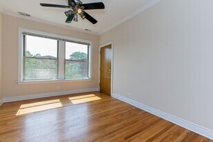 1215 W Waveland Ave, Unit 1210-2 in Chicago, IL - Building Photo
