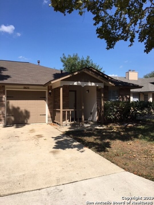 9827-9825 Ardash Ln in San Antonio, TX - Building Photo