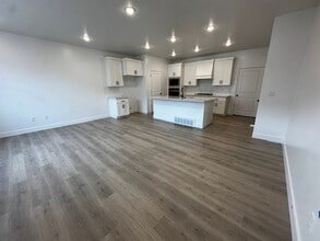 64 S Moonlit Rd in Mapleton, UT - Building Photo - Building Photo