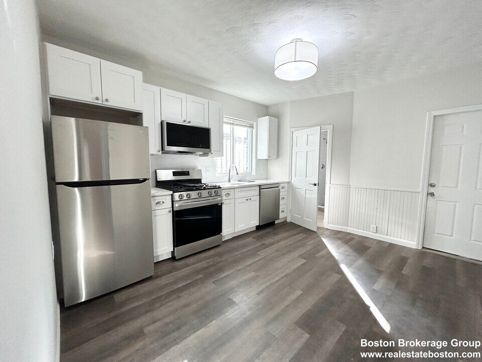 158 Cottage St, Unit #1 in Boston, MA - Foto de edificio