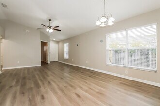 447 Maple Pointe Dr in Seffner, FL - Building Photo - Building Photo