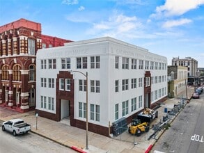 2102 Mechanic St, Unit 206 in Galveston, TX - Building Photo - Building Photo