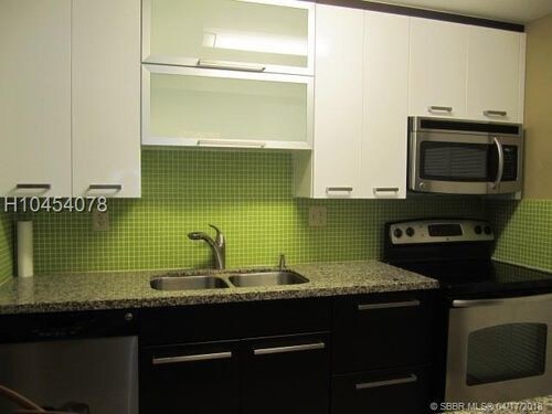 100 Lakeview Dr-Unit -2D in Weston, FL - Building Photo - Building Photo