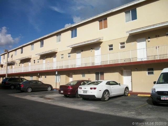 8027 NW 8th St-Unit -3 in Miami, FL - Building Photo