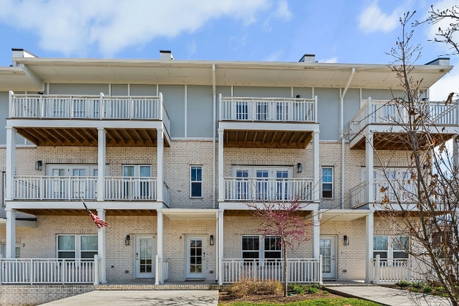 6719 Charlotte Pike in Nashville, TN - Foto de edificio - Building Photo