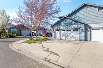 2350 Finch Ln in Medford, OR - Building Photo - Building Photo