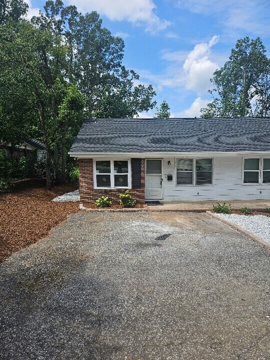300 N Fairview Ave in Spartanburg, SC - Building Photo