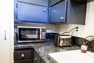 604 E 8th St in Davis, CA - Building Photo - Building Photo