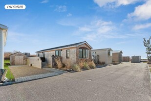 100 Deforest Rd in Montauk, NY - Building Photo