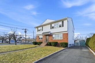 5 Josh Ct in Clifton, NJ - Building Photo - Building Photo