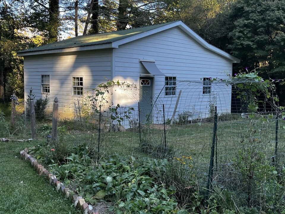 2810 Greenville Hwy in Flat Rock, NC - Foto de edificio