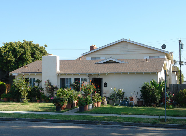 1320 Glenwood Dr in Oxnard, CA - Foto de edificio - Building Photo