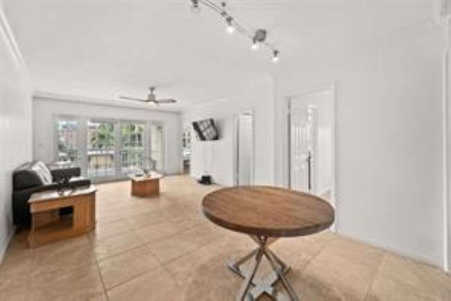 2424 SE 17th St, Unit 202B in Fort Lauderdale, FL - Foto de edificio - Building Photo