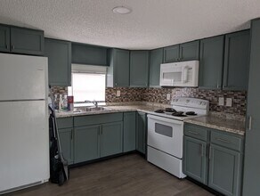 9926 Lake Dr in Spring Hill, FL - Building Photo - Building Photo