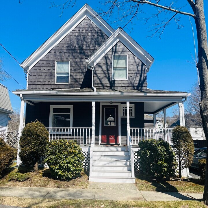 12 Endicott St in Saugus, MA - Building Photo
