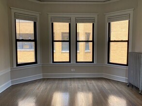 2418 N Sawyer Ave in Chicago, IL - Building Photo - Building Photo