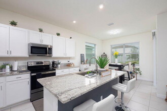 7810 NW Gladwell Ln in Port St. Lucie, FL - Foto de edificio - Building Photo