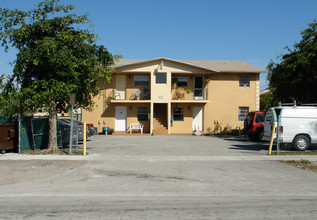 1130 W 77th St in Hialeah, FL - Foto de edificio - Building Photo