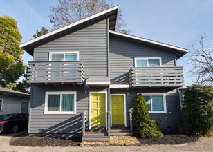 Capitola Townhomes in Santa Cruz, CA - Building Photo - Building Photo