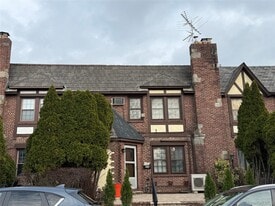 404 Bauer Pl in Mineola, NY - Building Photo