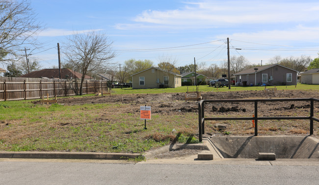 1304 Hausman in Lockhart, TX - Foto de edificio - Building Photo