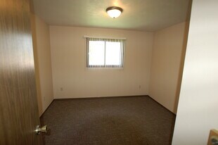 600 Lewis Ave, Unit C8 in Larimore, ND - Building Photo