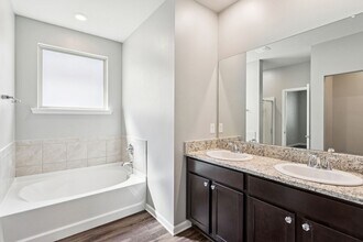 720 Lakeshore Village E in Slidell, LA - Building Photo - Building Photo
