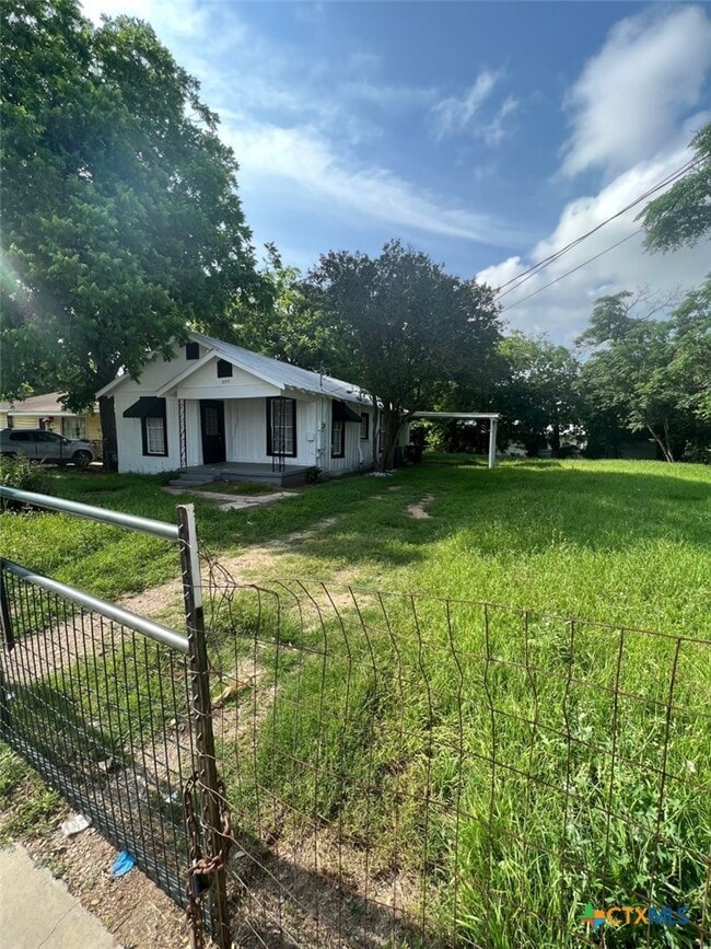 225 Lamar St in Luling, TX - Building Photo - Building Photo