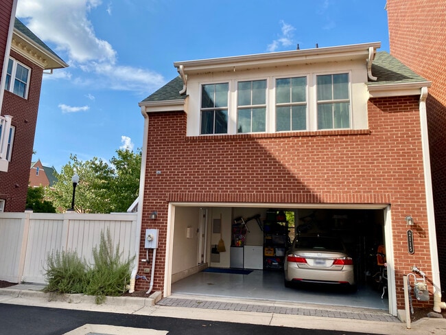 2115 Main Line Blvd, Unit Carriage House in Alexandria, VA - Foto de edificio - Building Photo