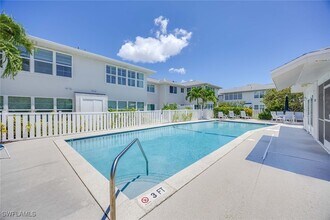 707 Neapolitan Way in Naples, FL - Foto de edificio - Building Photo