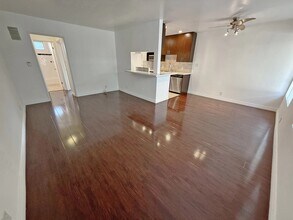 536 N Sweetzer Ave, Unit 3 in Los Angeles, CA - Foto de edificio - Building Photo