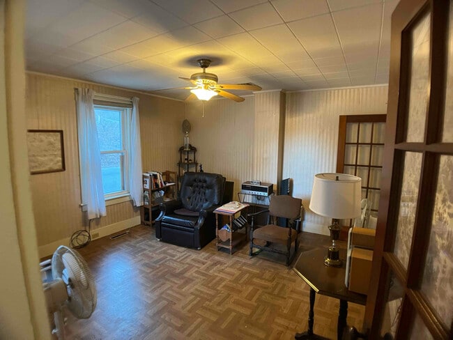 64 Elm St in Northfield, NH - Foto de edificio - Building Photo