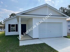 713 Robinson Ave E in Crestview, FL - Foto de edificio - Building Photo