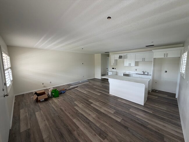 28 Lake Vista Trl, Unit 205 in Port St. Lucie, FL - Foto de edificio - Building Photo