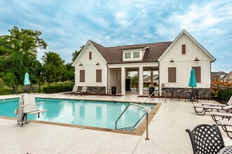 1048 Westgate Dr in Gallatin, TN - Building Photo - Building Photo