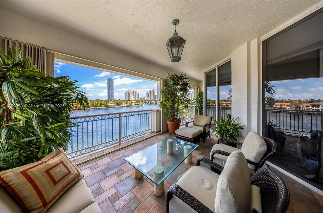 19925 NE 39th Pl in Miami, FL - Building Photo