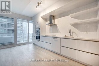 2221 Yonge St in Toronto, ON - Building Photo - Building Photo