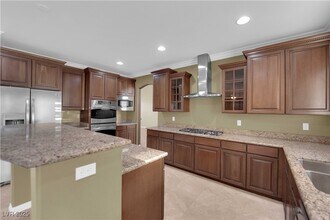 10057 Portula Valley St in Las Vegas, NV - Building Photo - Building Photo