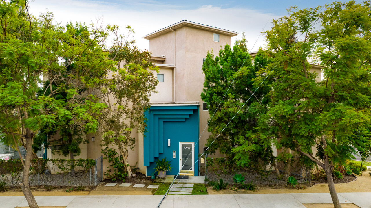 10050 National Blvd in Los Angeles, CA - Building Photo