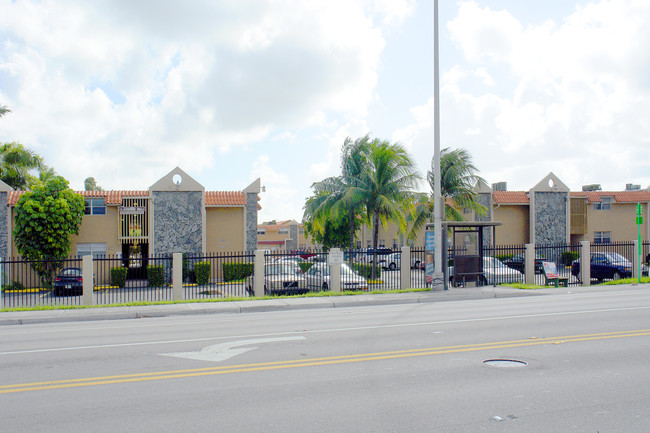 Blackstone Apartments in Hialeah, FL - Building Photo - Building Photo