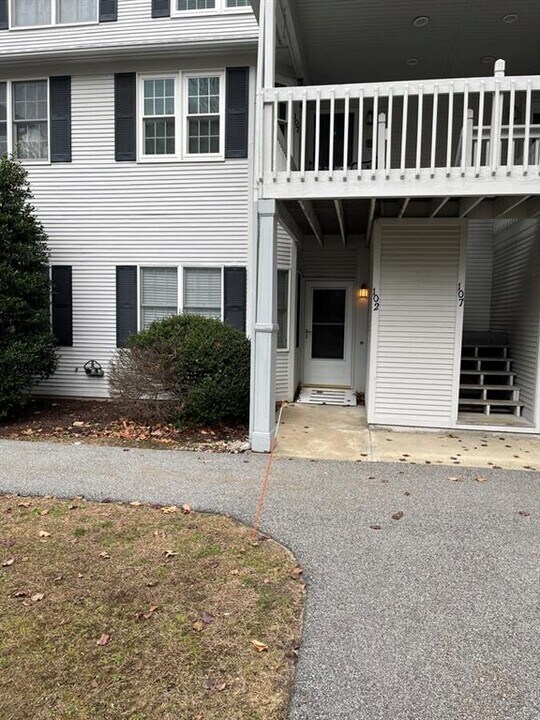102 Trellis Dr in West Warwick, RI - Building Photo